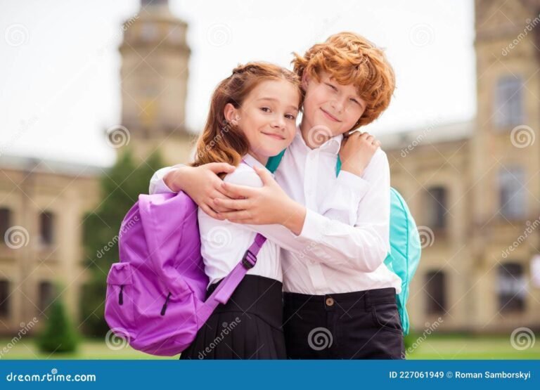 abrazo entre dos personas emocionadas