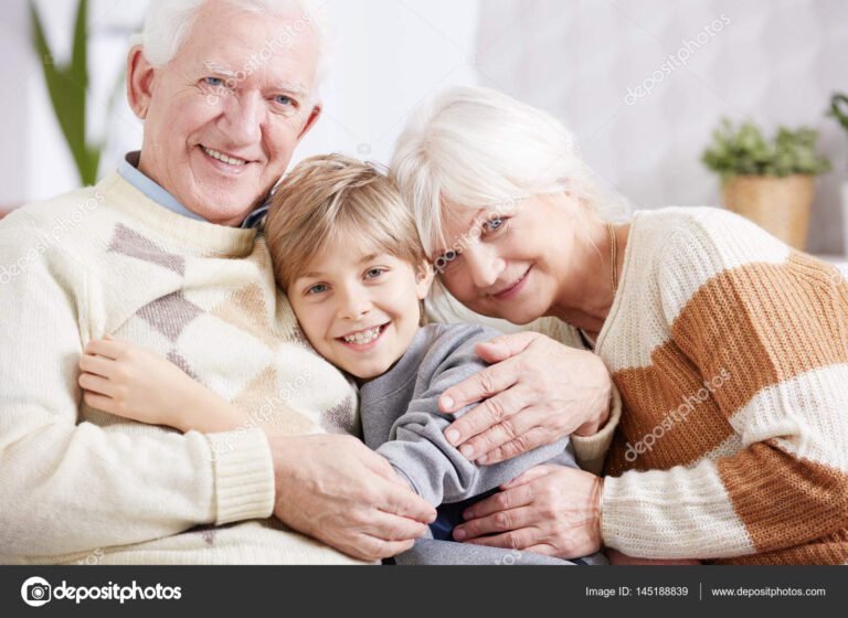 Qué frases inspiradoras comparten los abuelos con sus nietos 8 abuelos abrazando a sus nietos sonrientes