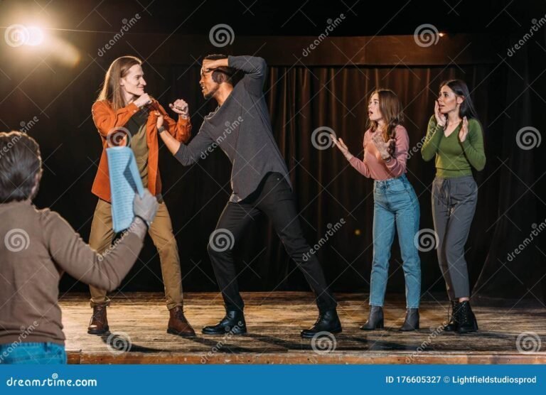 Quiénes son los protagonistas que habitan La Casa del Teatro 24 actores ensayando en un escenario teatral