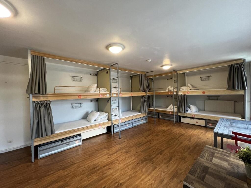 Cuáles son las características del St Christopher’s Inn en el Canal de París