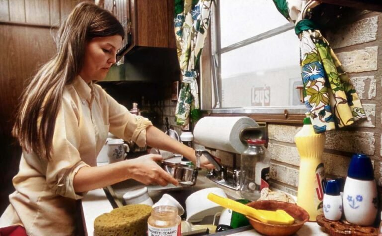 amas de casa trabajando en su hogar