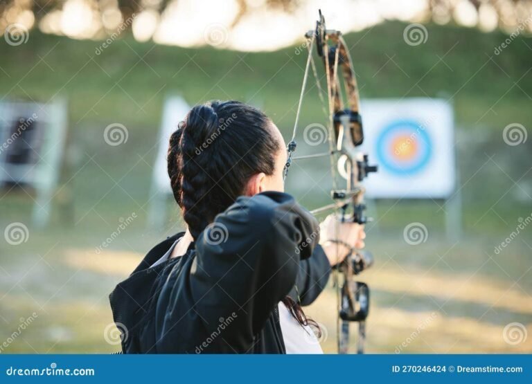 arqueros practicando en un campo al aire libre