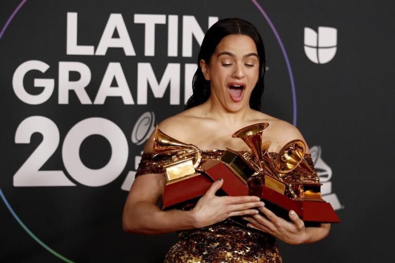 artistas celebrando con premios grammy 1