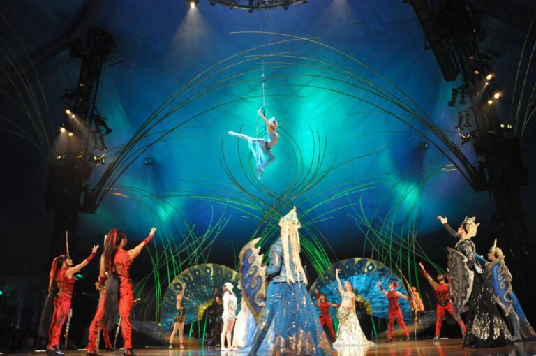 artistas de cirque du soleil en escena