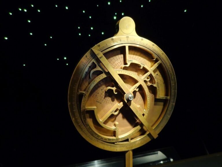 Cuáles son las últimas predicciones de Mhoni Vidente para este año 28 astrolabio con signos zodiacales brillantes