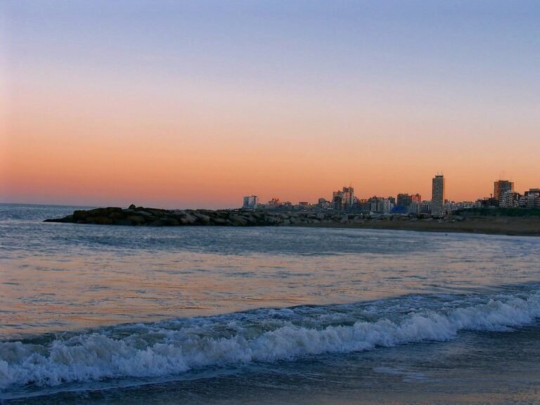 atardecer en la playa de mar del plata