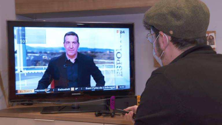 audiencia viendo television en casa