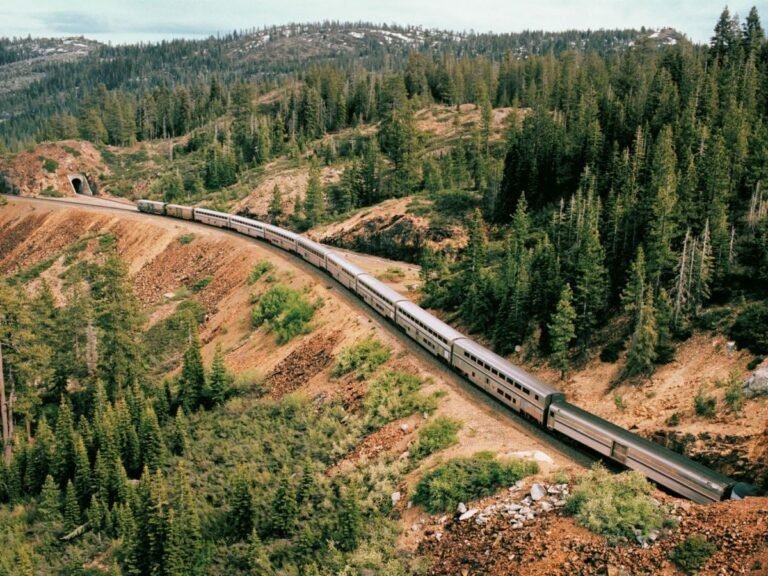 auto en un tren en paisaje montanoso 1