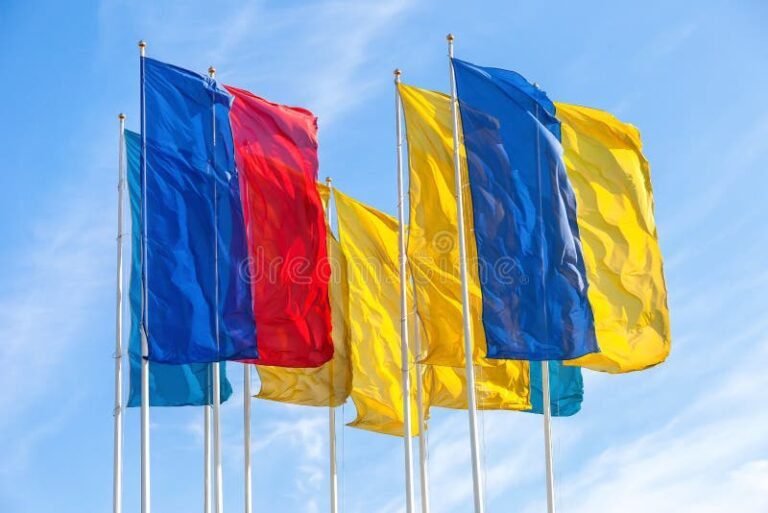 Cuál es el significado y los colores de la bandera de las Islas Canarias 14 banderas de colores ondeando al viento