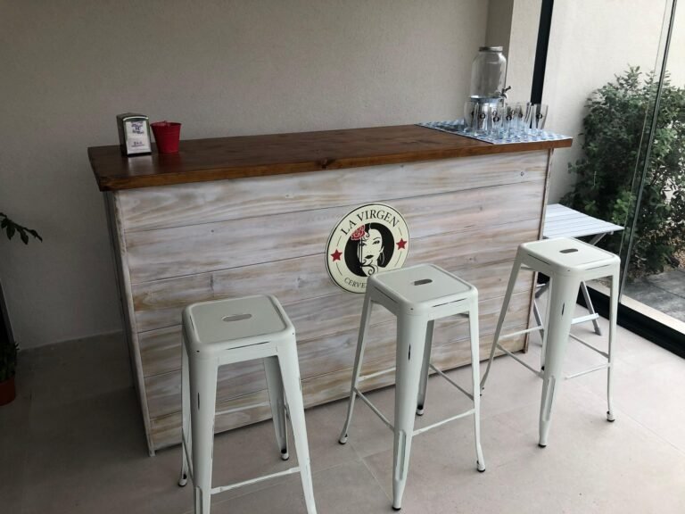 Dónde encontrar barras de palets ideales para mi bar 14 barras de palets en un bar acogedor