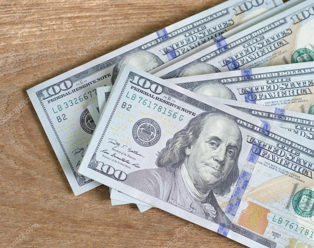 El que depositó dólares en un banco recibirá dólares en su cuenta