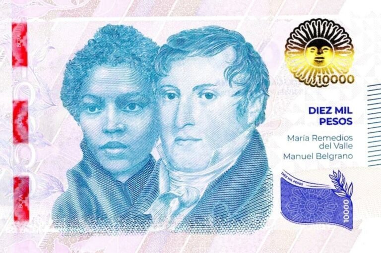 billetes de pesos uruguayos y argentinos juntos