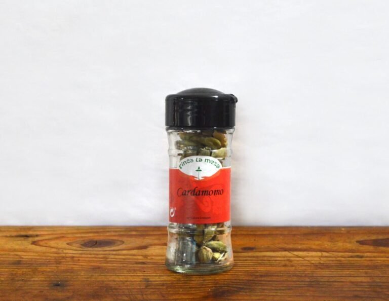 botellas de hierbas y especias naturales