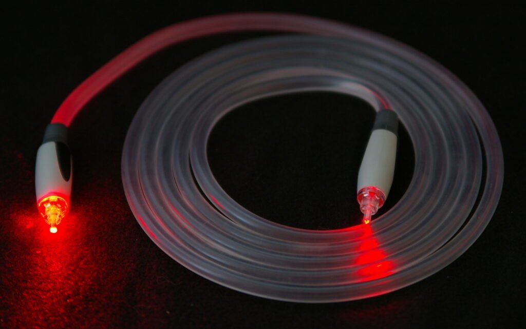 Qué es un cable de fibra óptica y cómo mejora la conexión a Internet 1 cable de fibra optica iluminado en detalle
