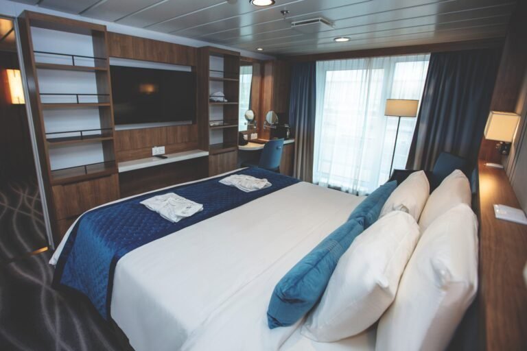 camarote de crucero elegante y acogedor