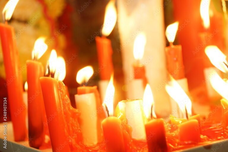 candelas encendidas en un altar