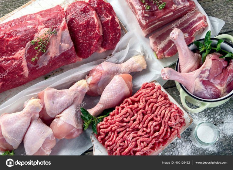 carne de res fresca sobre fondo rustico