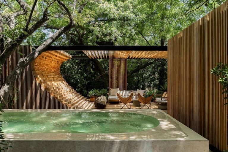 casa con piscina rodeada de naturaleza 1
