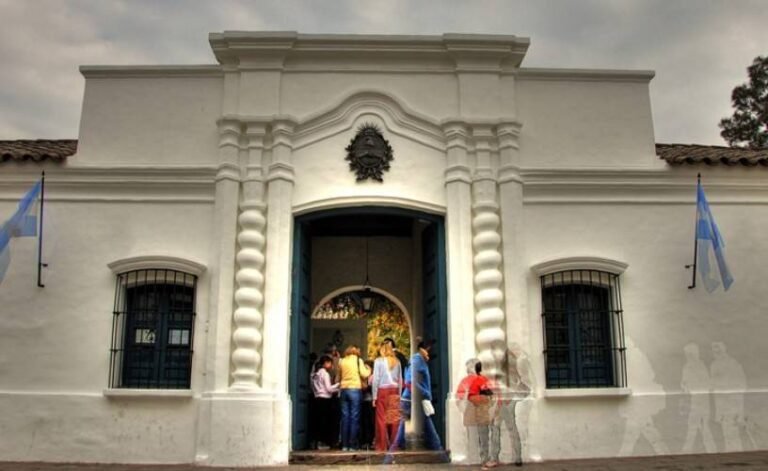 casa historica de tucuman fachada colorida