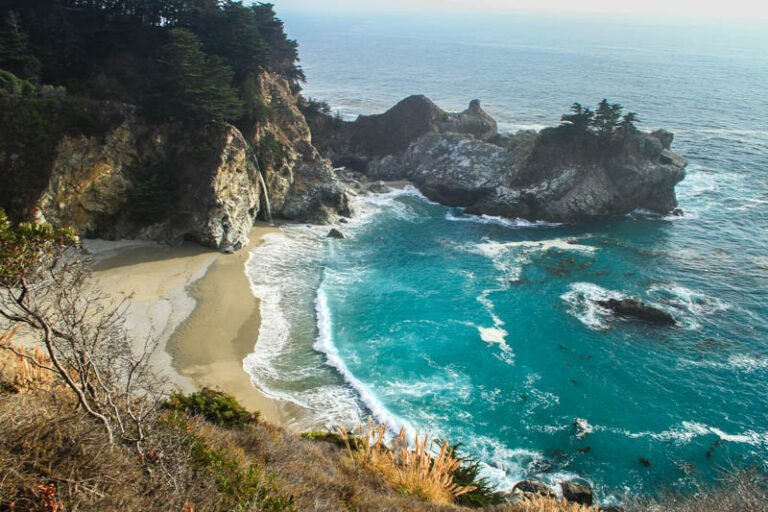 cascadas mcway en acantilado junto al mar