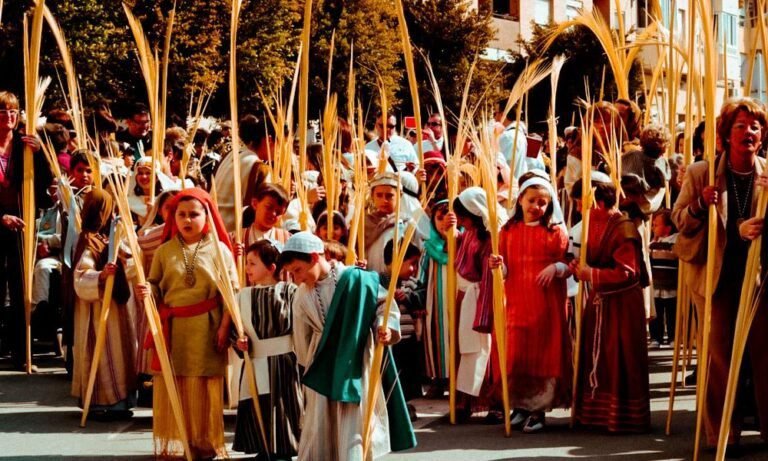 celebracion colorida de semana santa