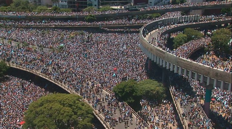 celebracion masiva de hinchas argentinos