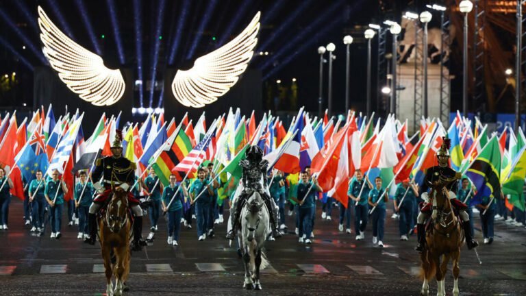 ceremonia con bandera y publico emocionado