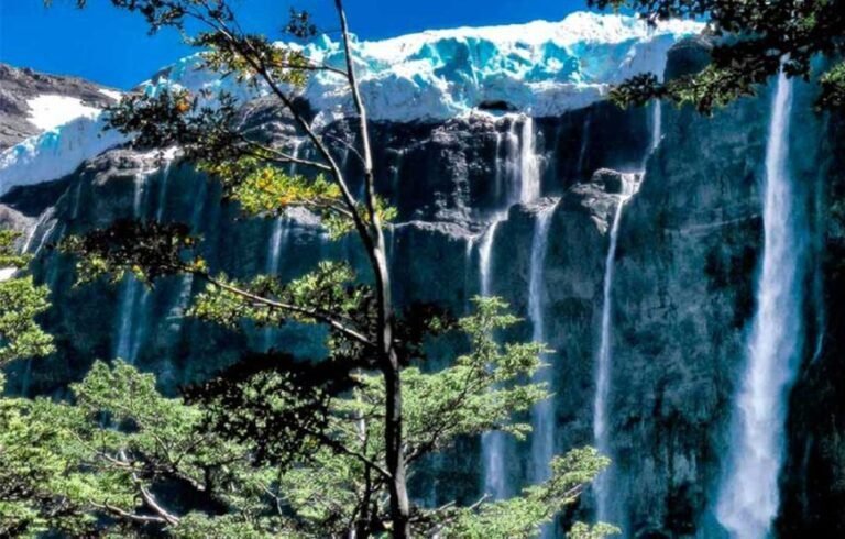cerro tronador y cascada en la montana