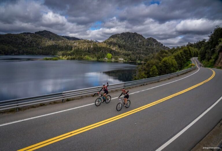 ciclista en ruta nacional argentina panoramica