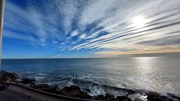 cielo azul sobre el mar en mar del plata