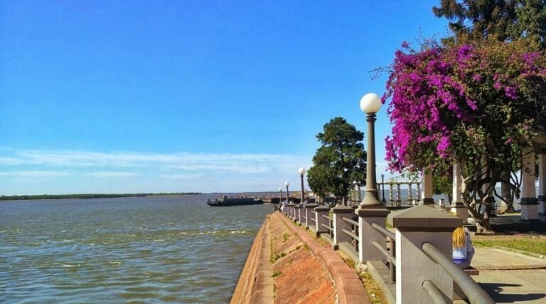 Cuál es el pronóstico del clima en Colón, Entre Ríos, este fin de semana 24 cielo despejado sobre el rio colon