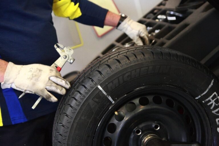 coche con neumatico reparado en taller 1