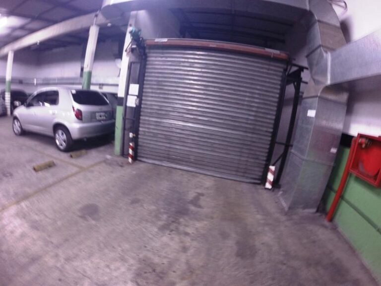 cochera vacia en un barrio residencial