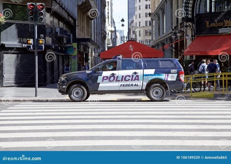 coches de policia en una calle argentina 1
