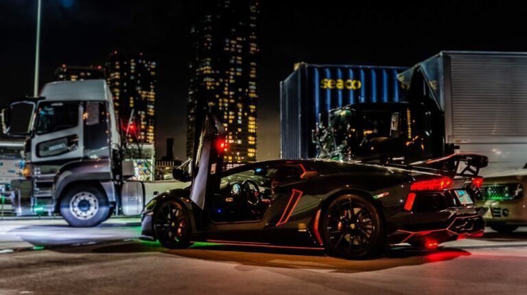 coches deportivos en una calle de tokio