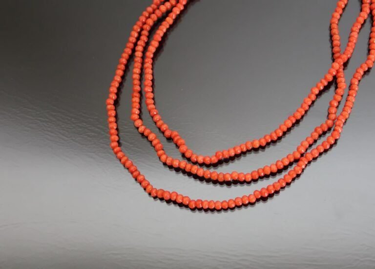 collar de coral rojo antiguo sobre fondo neutro