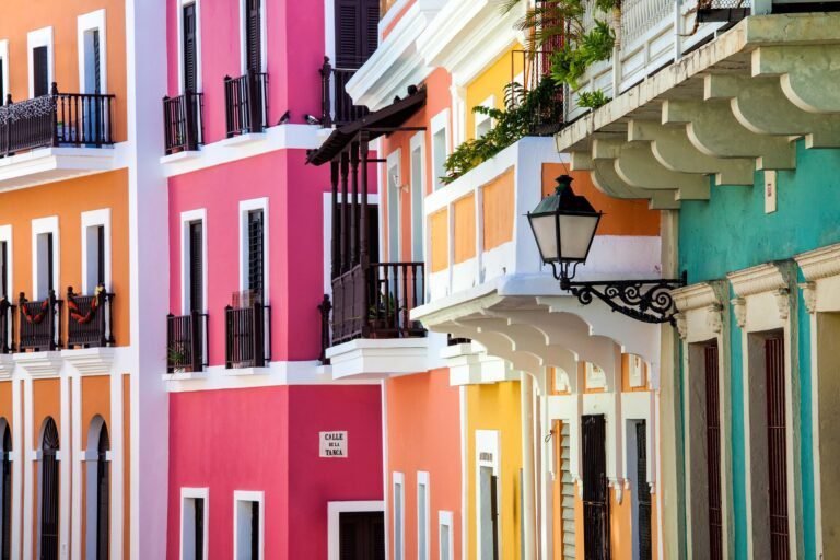 coloridas casas coloniales en viejo san juan