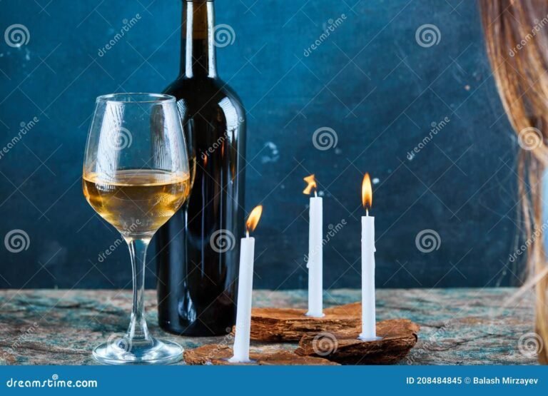 Qué actividades hacer para tener una noche fuera de serie 27 copa de vino con velas encendidas