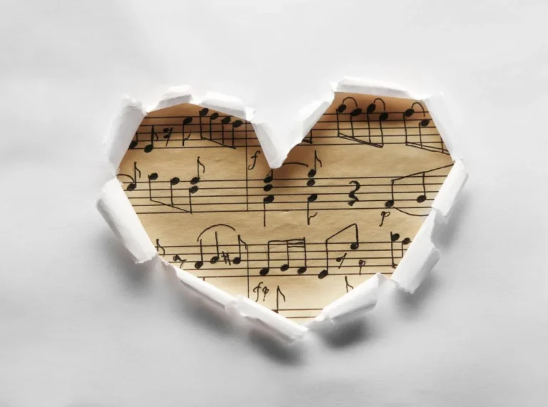 corazon entrelazado en caminos inciertos