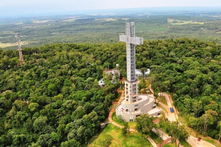 cruz de santa ana en un paisaje religioso