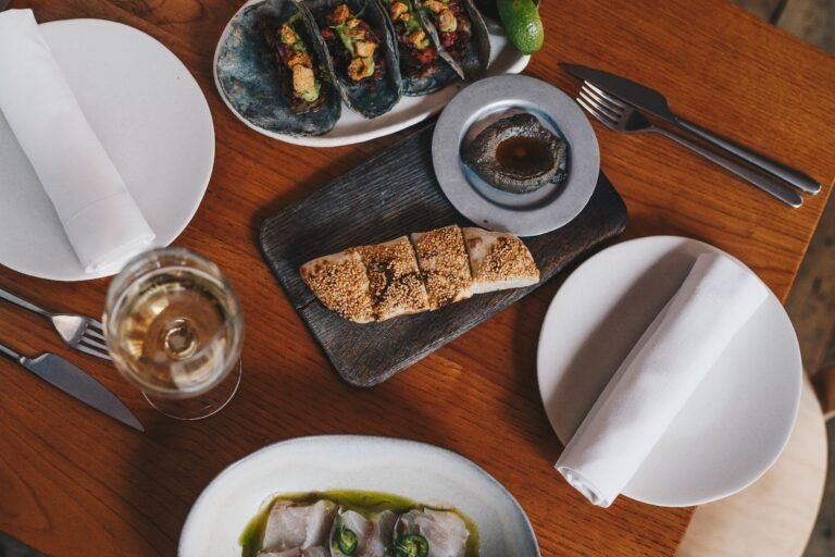 Qué opciones de menú ofrece Rock and Fellers en Rosario 29 deliciosos platillos en un restaurante moderno