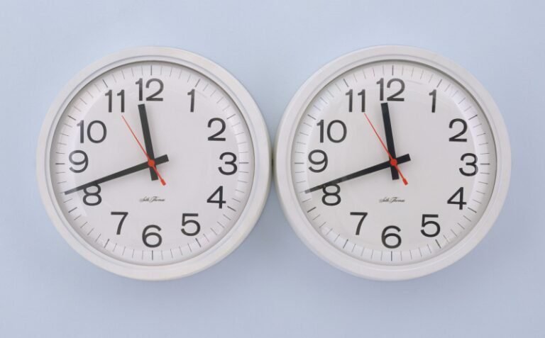 Qué significa las horas espejo y cómo interpretar su mensaje 1 dos relojes marcando la misma hora