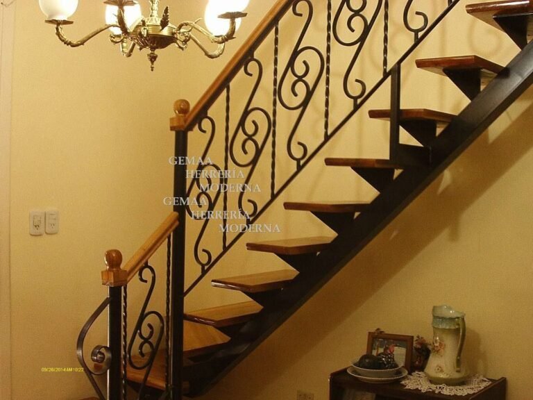 escalera con baranda de hierro y madera