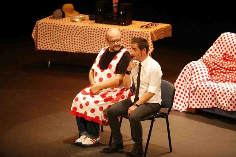 escenario de comedia con publico riendo 1