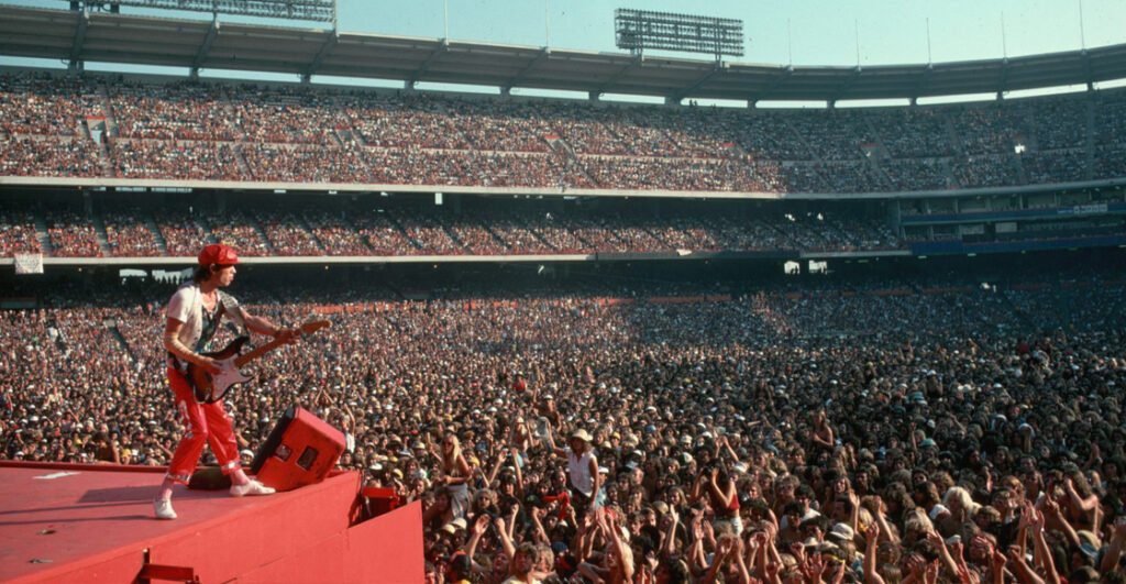 Qué eventos y actividades se realizan en el Smoothie King Center de Nueva Orleans 1 espectadores disfrutando un evento en estadio