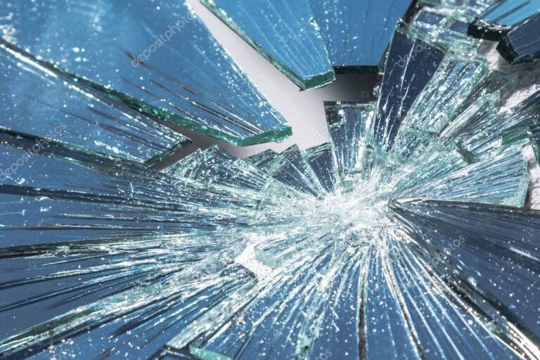 espejo roto con luz brillante detras