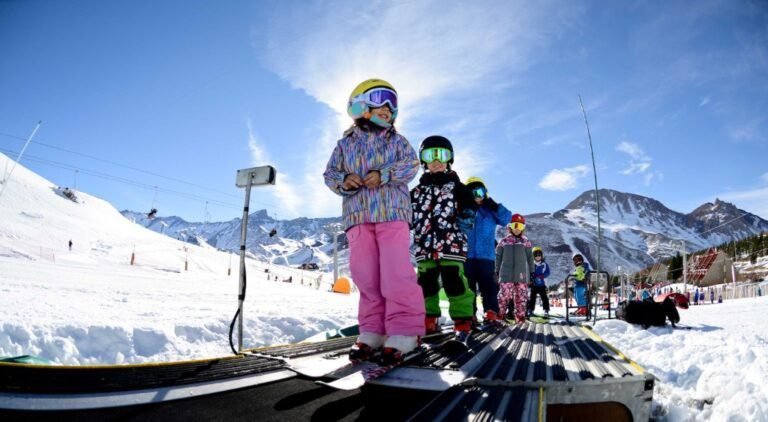 esquiadores disfrutando en las lenas