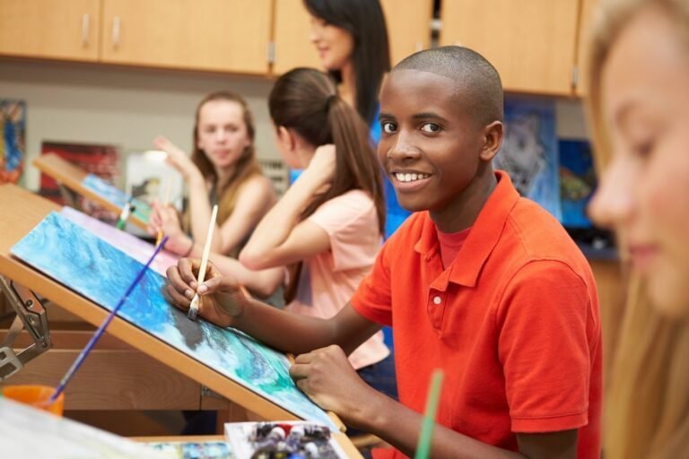 estudiantes en clase de arte en escuela