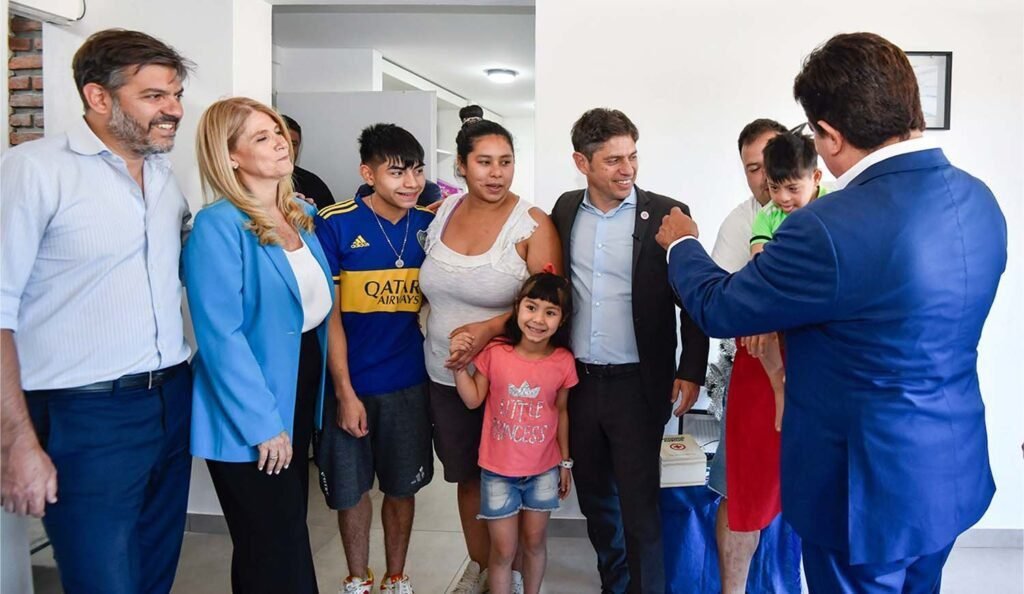 Cómo se realizan las donaciones de inmuebles de padres a hijos en Argentina 1 familia entregando una casa en argentina