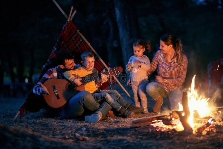 Cómo acampar en Disney World Orlando y disfrutar al máximo 25 familias disfrutando de una fogata en camping